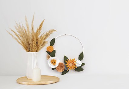 Pysselkit i filt � blomsterkrans