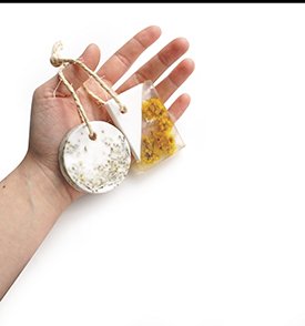 Tvålpaket med torkade blommor och formar Tvålpaket med torkade blommor och formar