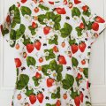 Kundbild Mönstrad trikå 150 cm - Jordgubbe Och Humla: T-shirt i ert jordgubbstyg i st...