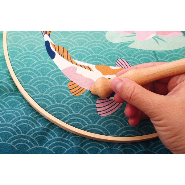 Punch needle-kit med koifisk, 25 cm