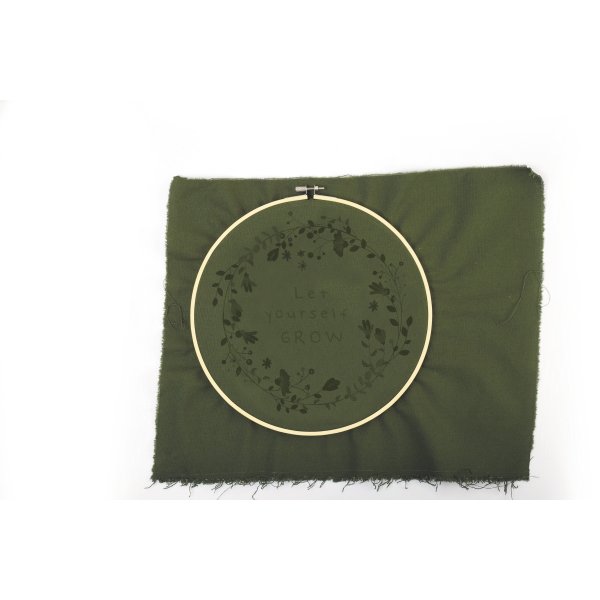 Broderikit med v�xtmotiv