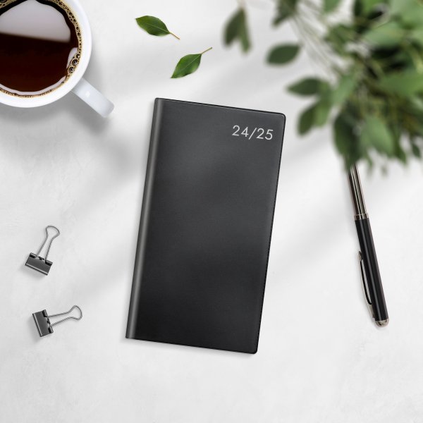 Kalender 24/25 - Stora Studieåret - Basic svart plast Kalender 24/25 - Stora Studieåret - Basic svart plast