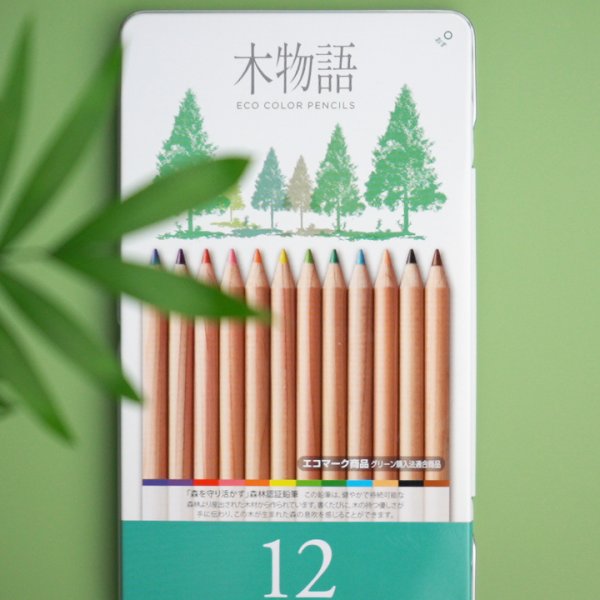 Tombow Ki-Monogatari Eco farveblyanter i metalæske, 12 stk. Tombow Ki-Monogatari Eco farveblyanter i metalæske, 12 stk.