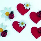 Dekor tr 30 mm - 24 st. hjrtan / blommor med nyckelpiga
