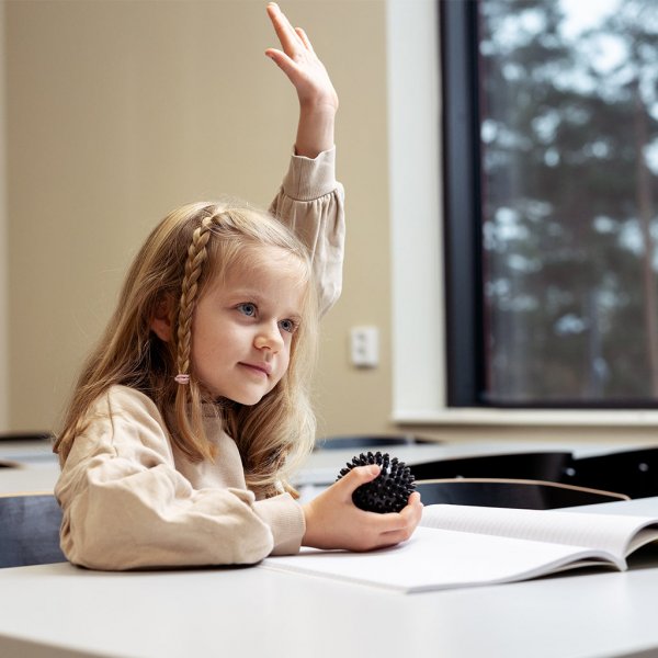 Massageboll med piggar - h�rd svart 7,5 cm